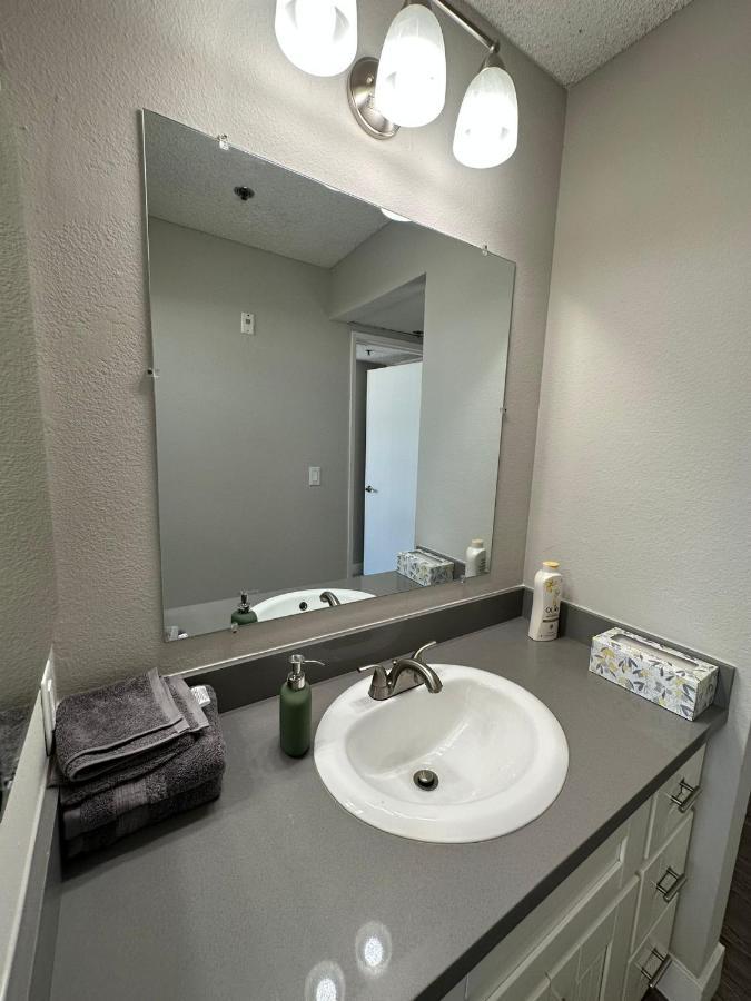 Universal Studios 8 Min Drive Two Bedroom Apartment With Free Parking لوس أنجلوس المظهر الخارجي الصورة